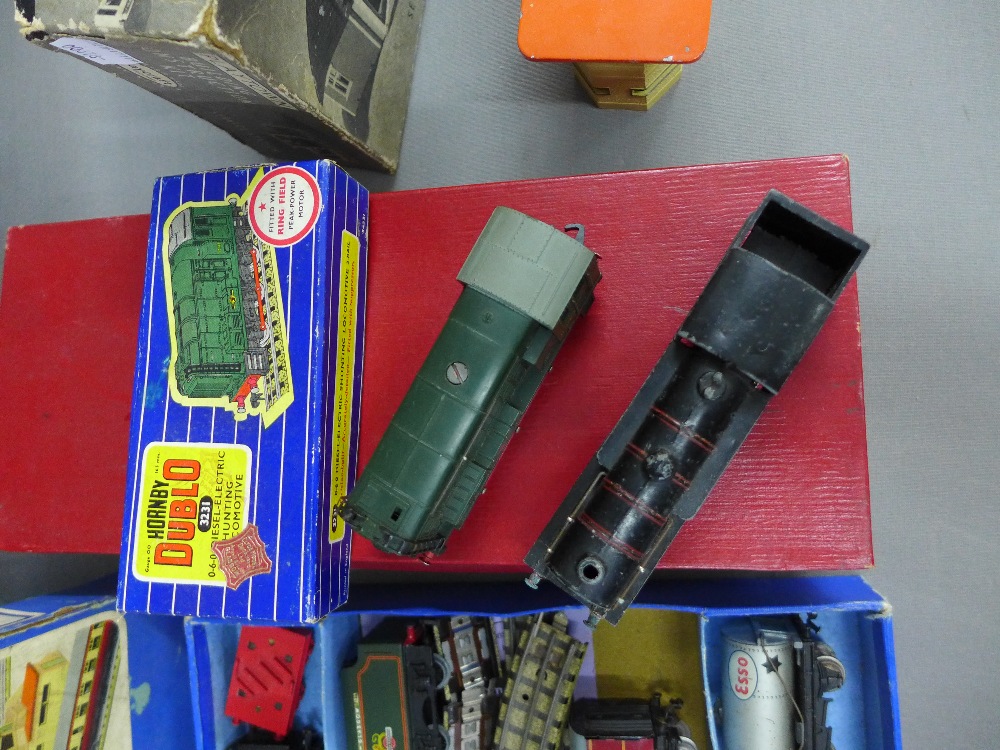 Vintage Hornby engines and station accessories to include Goods Depot Centre, Island Platform, - Image 4 of 6