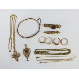 A collection of 9ct gold jewellery to include two brooches, signet ring, wedding band, scrap metal