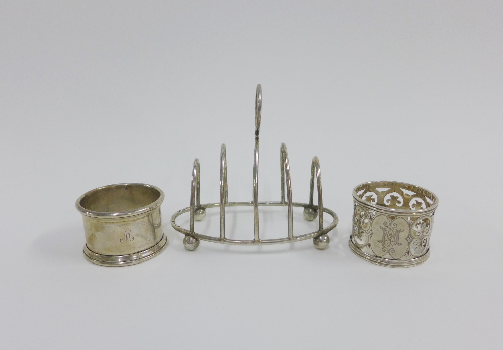 Edwardian silver toastrack, London 1903, and two silver napkin rings, (2)