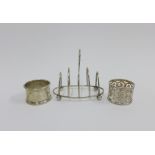 Edwardian silver toastrack, London 1903, and two silver napkin rings, (2)