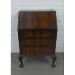 Flame mahogany bureau of traditional design, 61 x 98 x 46cm