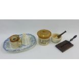Mixed lot of kitchenalia to include a white glazed jelly mould, blue and white pottery ashet,