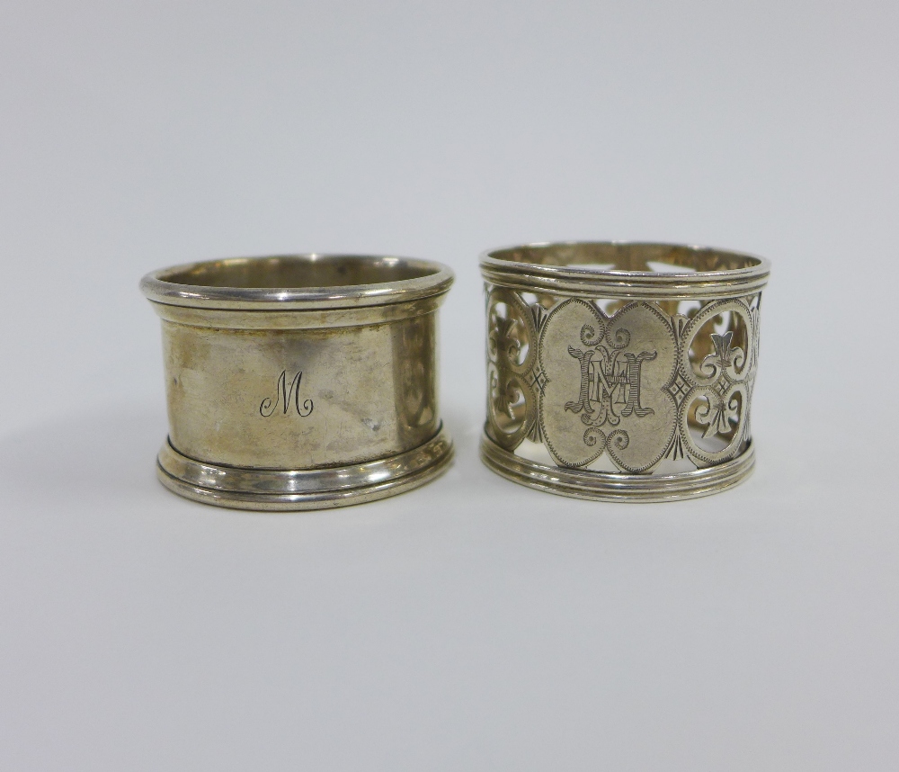 Edwardian silver toastrack, London 1903, and two silver napkin rings, (2) - Image 2 of 3