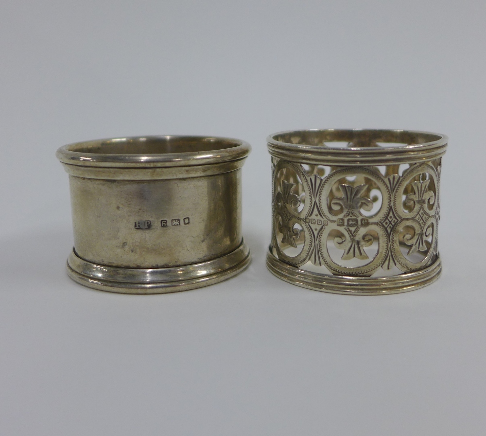 Edwardian silver toastrack, London 1903, and two silver napkin rings, (2) - Image 3 of 3