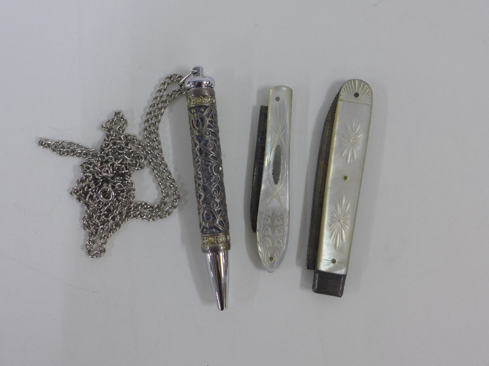 Mixed lot to include a Georgian silver and mother of pearl fruit knife and another, modern pen, - Image 3 of 4