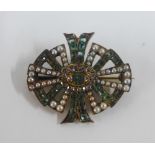 Art Deco yellow metal brooch, set with emeralds, diamonds and seed pearls, 4cm