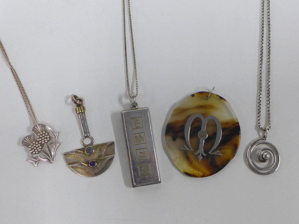 A collection of silver and white metal jewellery to include brooches, necklaces and earrings, etc (a - Image 4 of 5