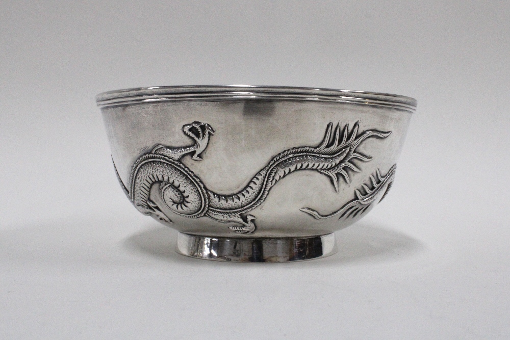 Chinese silver dragon pattern bowl, on a plain circular footrim with makers marks to the - Bild 3 aus 5