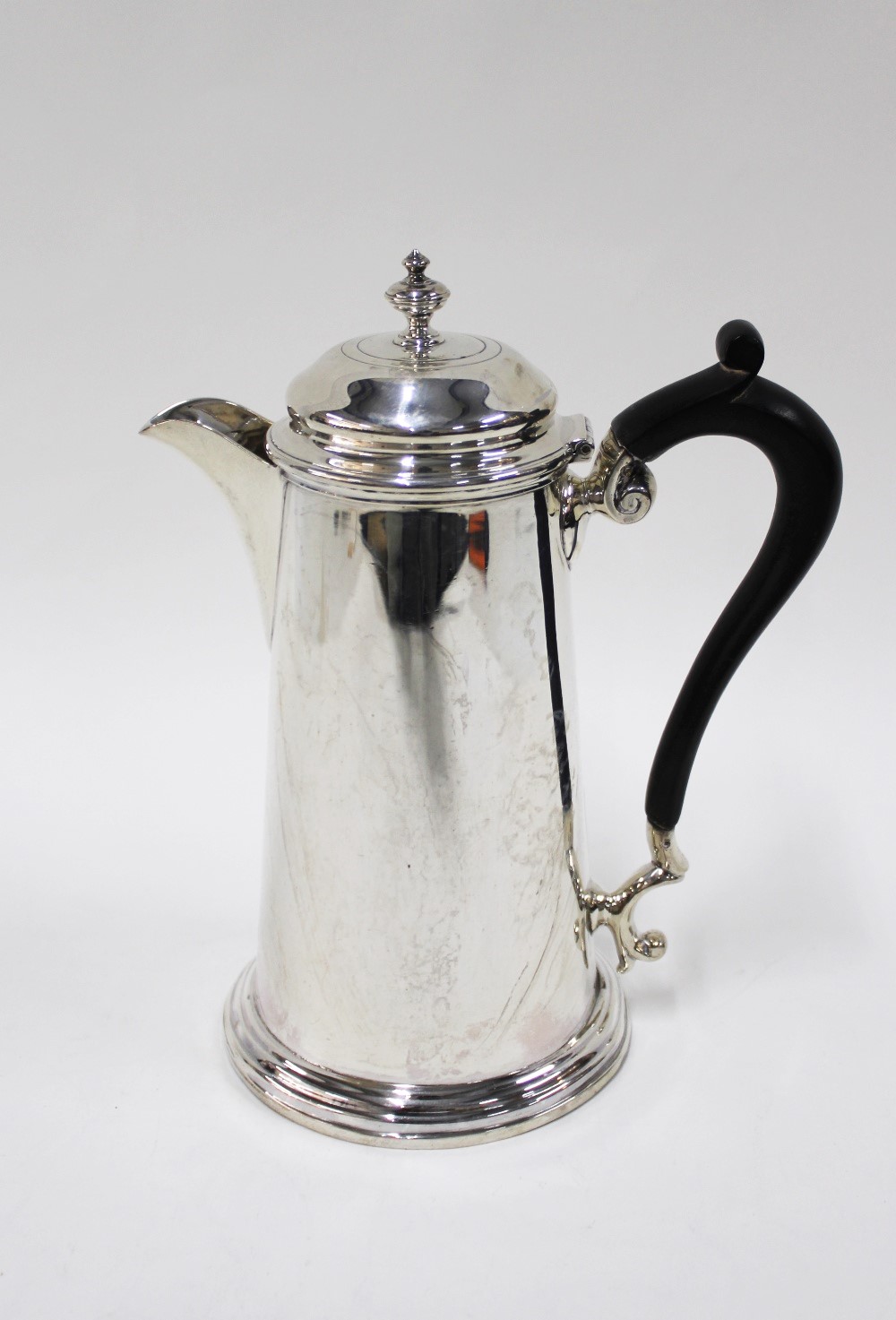 George V silver hot milk pot, of tapering cylindrical form with a stepped circular base, Martin Hall - Image 4 of 4