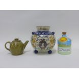 Italian Deruta type cauldron pot, oil jar and a studio pottery teapot, tallest 18cm (3)