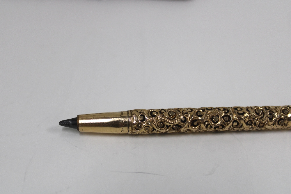 Gold and guilloche enamel propelling pencil, with roses pattern, stamped 9k, in original Elkington & - Bild 3 aus 4