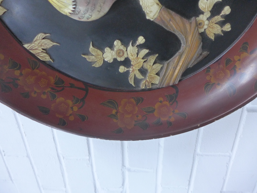 Japanese lacquered circular wall charger with a bird perched on a branch pattern, 46cm diameter - Image 2 of 2