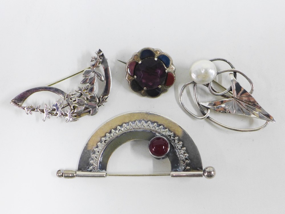 A collection of silver and white metal jewellery to include brooches, necklaces and earrings, etc (a - Image 3 of 5