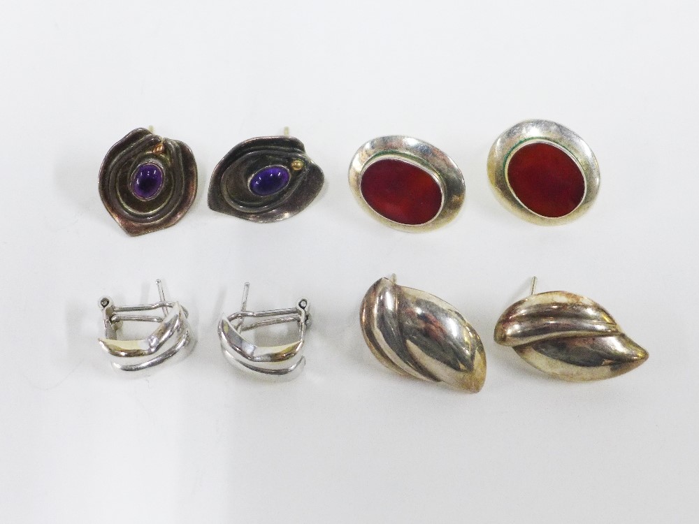 A collection of silver and white metal jewellery to include brooches, necklaces and earrings, etc (a - Image 2 of 5