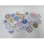 A set of miniature porcelain plates of the worlds great porcelain houses (a lot)