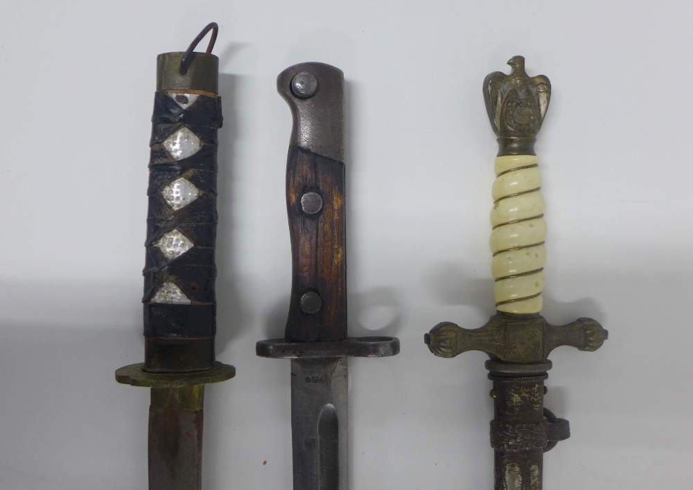 Replica Nazi dagger and scabbard, bayonet and a small dagger, (3) - Image 2 of 2