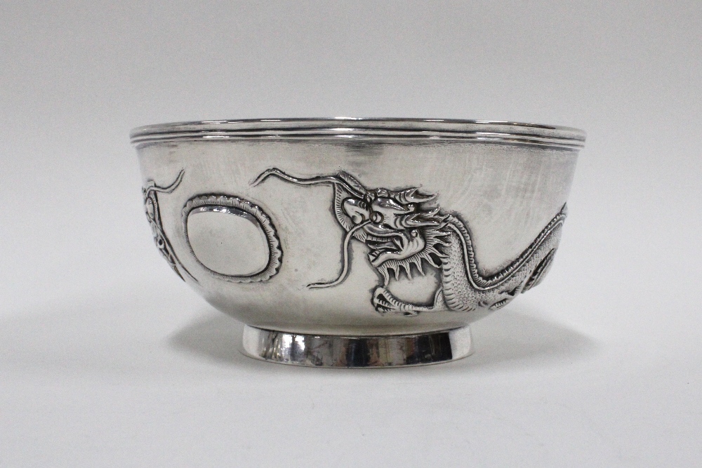 Chinese silver dragon pattern bowl, on a plain circular footrim with makers marks to the - Bild 2 aus 5