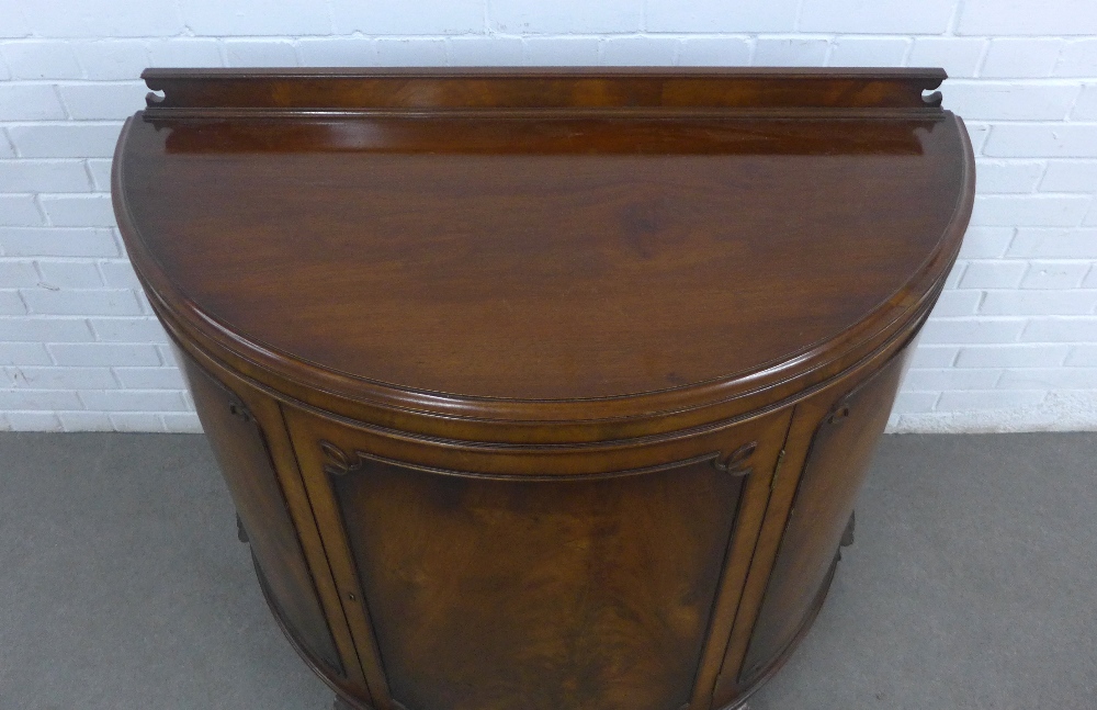 Mahogany bow front cabinet with a ledgeback, single door and shelved interior, on cabriole legs with - Image 2 of 3