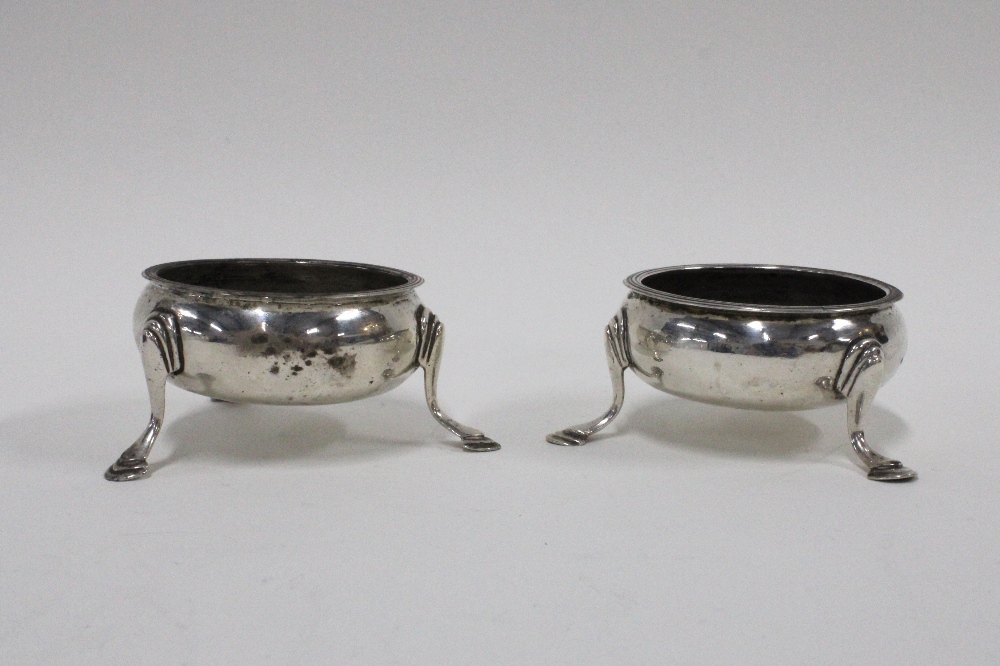 Pair of George III silver salts, London 1796, various silver and white metal napkin rings, - Bild 2 aus 4