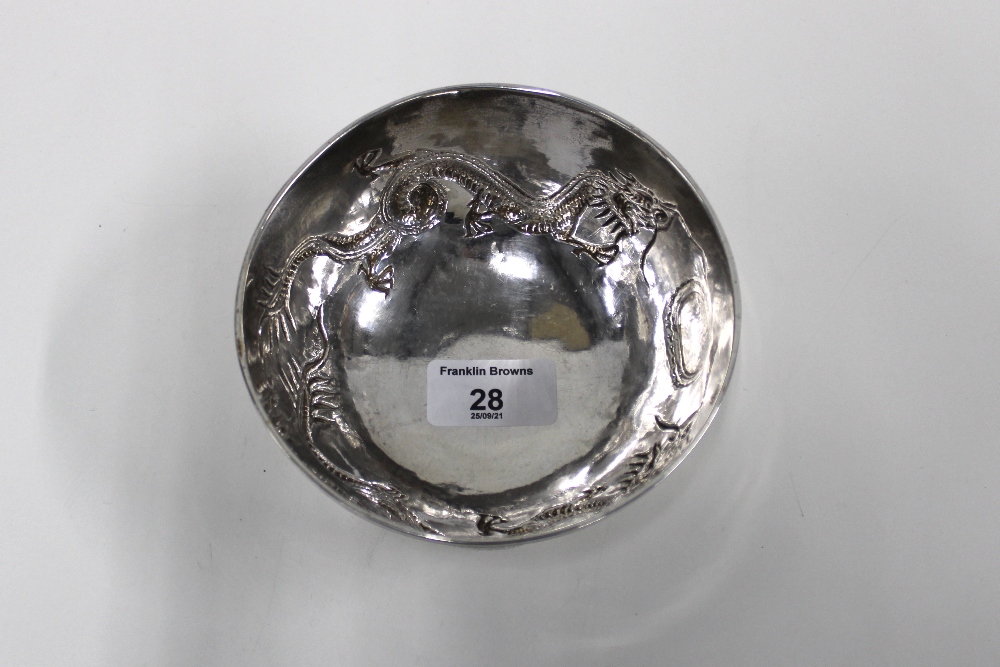 Chinese silver dragon pattern bowl, on a plain circular footrim with makers marks to the - Bild 4 aus 5