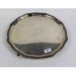 George V silver presentation tray of circular outline with a celtic knot border, with three hoof