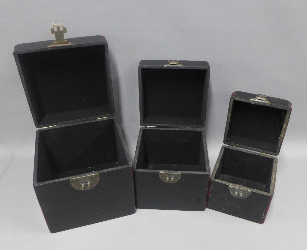 A set of three red and black lacquered chinoiserie boxes, largest 25 x 25cm (3) - Image 3 of 3
