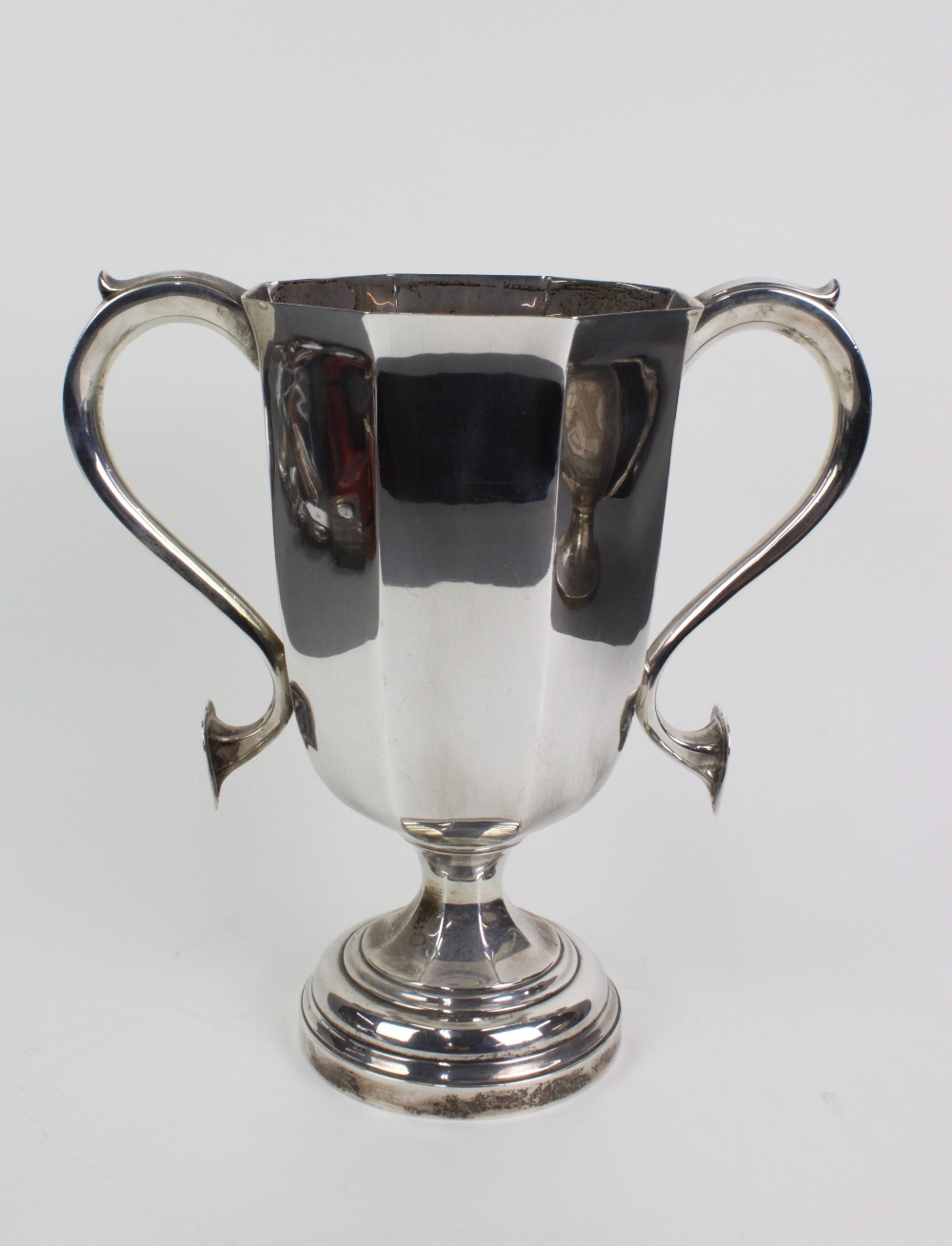 George V silver 'Fife Fox Hound' trophy cup of octagonal form on a pedestal base, the handles with - Bild 2 aus 4