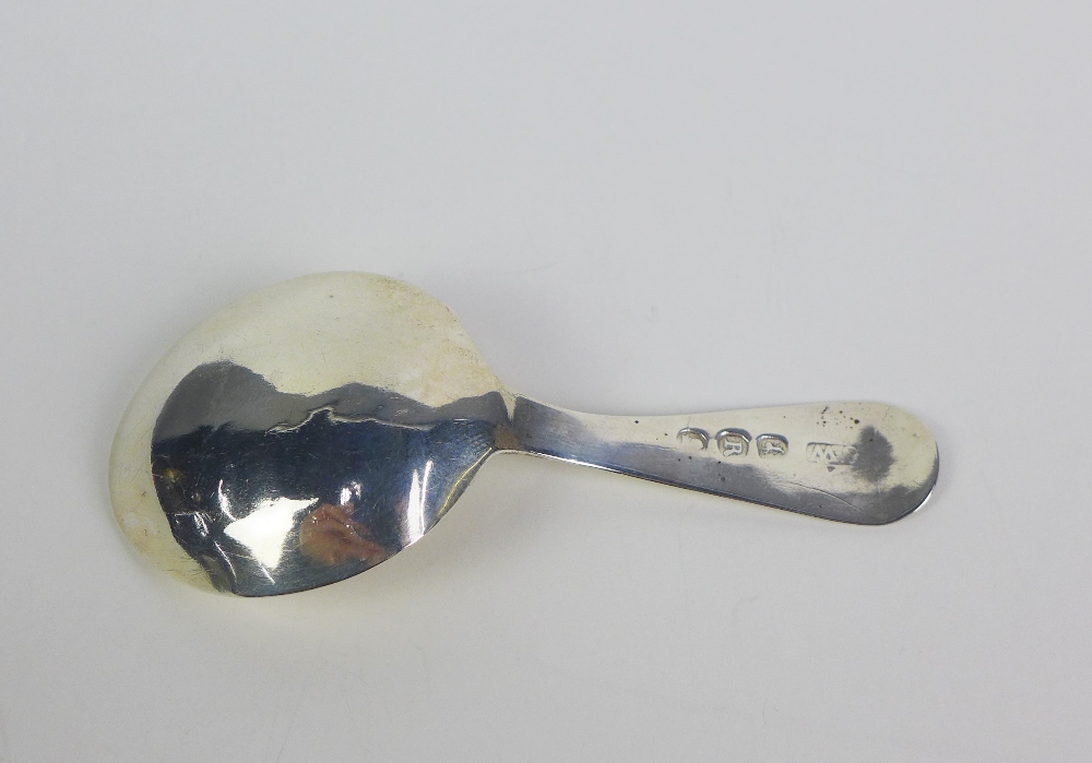 Georgian silver caddy spoon, bright cut engraved, makers mark J.W, 8cm long - Image 4 of 5