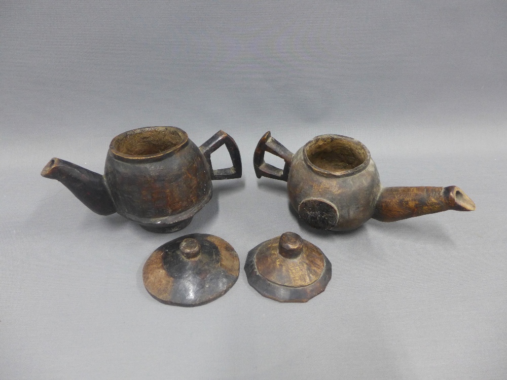 Two South African wooden teapots, largest 16cm high (2) - Bild 2 aus 2