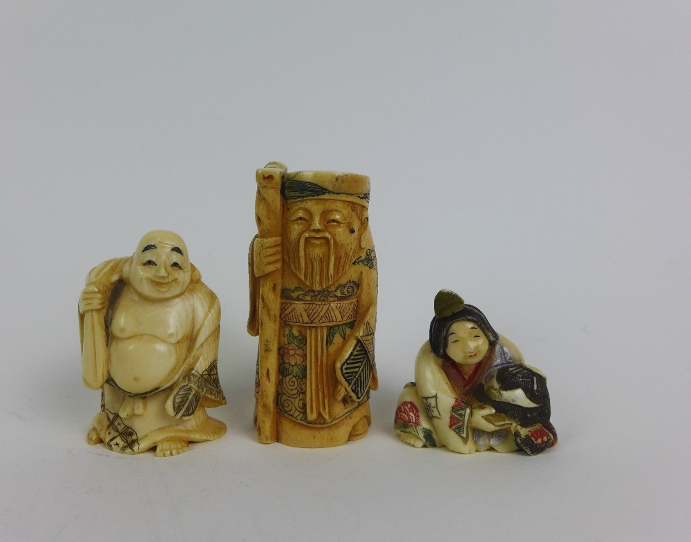 A group of six faux ivory and carved bone figures to include a scent bottle, etc, tallest 12cm (6) - Image 2 of 4