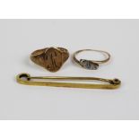 15ct gold bar brooch, Gent's 9ct gold signet ring and a yellow metal gemset ring (3)