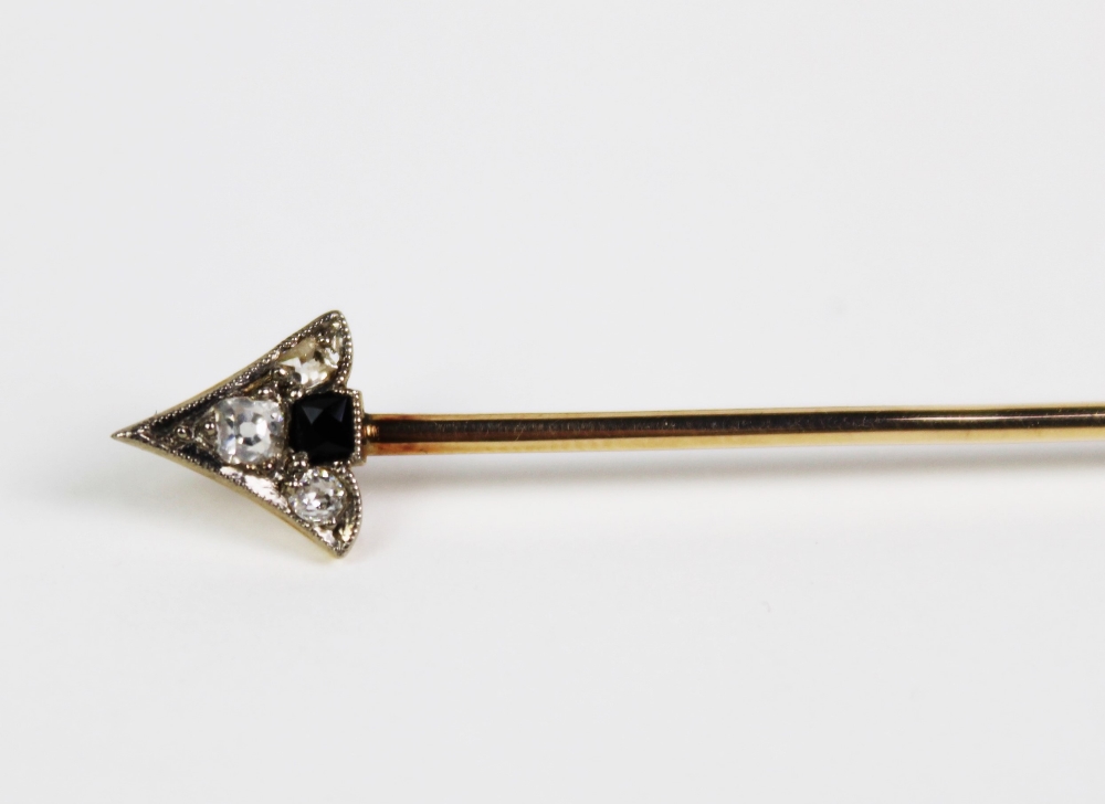 Diamond and sapphire jabot pin brooch in the form of an arrow, the quiver set with nine baguette - Image 3 of 3