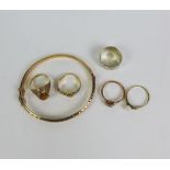 9ct gold bangle and five 9ct gold rings to include a white gold wedding band (6)