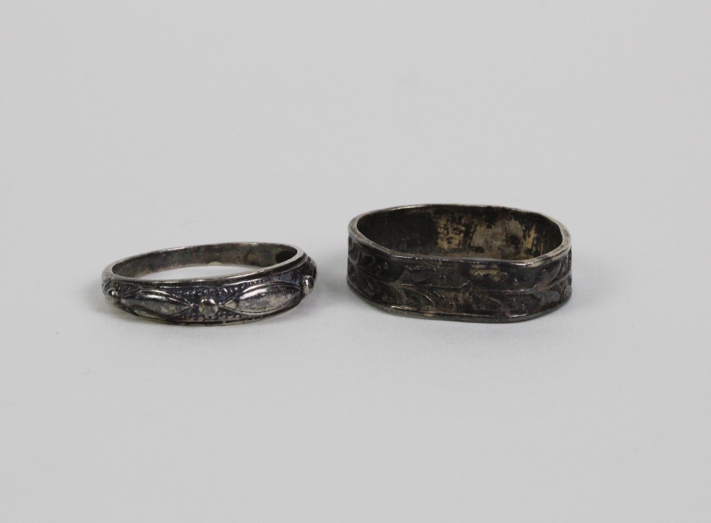 An early coin, silver baby's bangle and two silver rings, (4) - Image 2 of 2