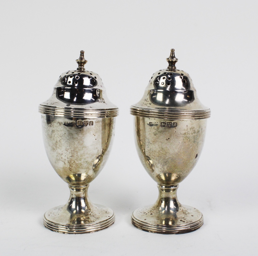 A pair of George V silver pepper pots, Chester 1911, (2) - Image 2 of 2