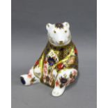 Royal Crown Derby Imari pattern paperweight in the form of a bear, 10cm