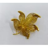 Yellow metal filigree brooch in the form of a leaf, 3.5cm
