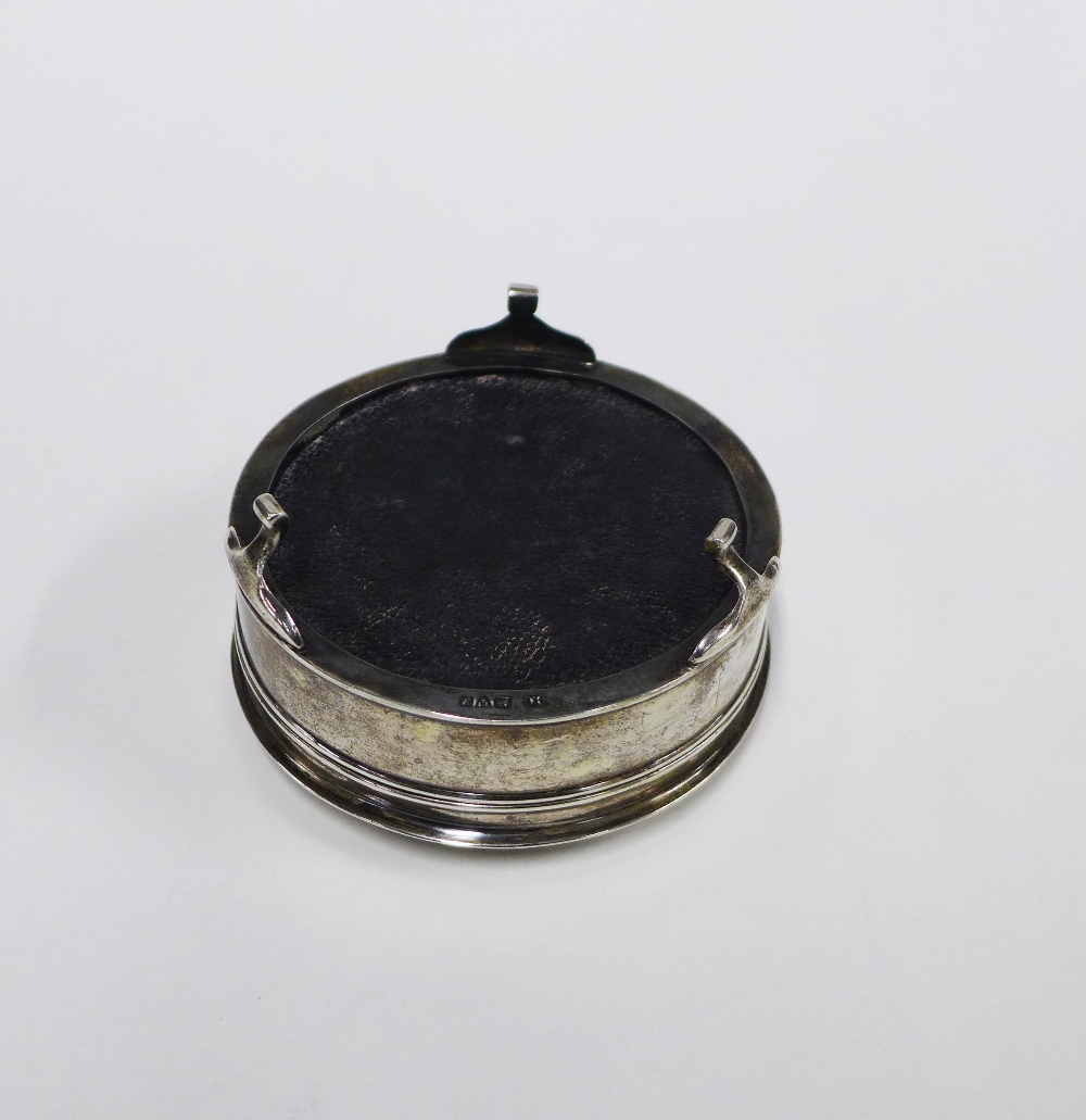 George V silver trinket box, circular hinged lid and three legs, Chester 1918, 10cm diameter - Image 3 of 4