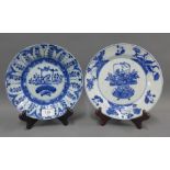 Two 18th century Chinese bleu and white porcelain plates, 22cm (2)