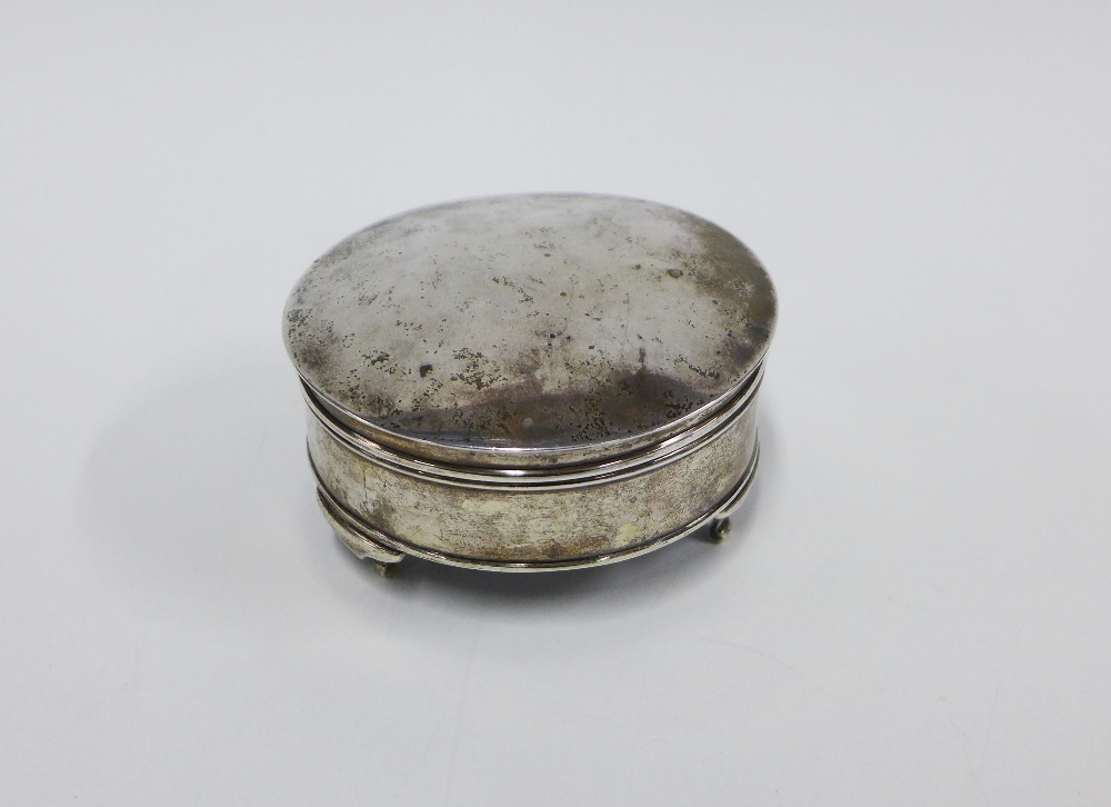 George V silver trinket box, circular hinged lid and three legs, Chester 1918, 10cm diameter