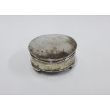 George V silver trinket box, circular hinged lid and three legs, Chester 1918, 10cm diameter
