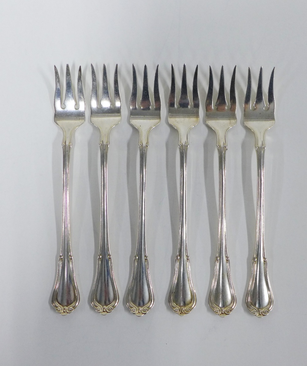 A set of six American silver oyster forks, Gorham Silver Co, import marks for London 1947 (6)