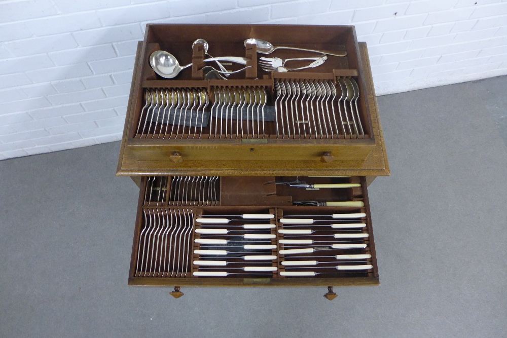 Oak canteen table containing a suite of Epns flatware, 74 x 78 x 47cm - Image 4 of 4