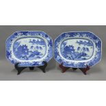 A pair of Chinese 18th century blue and white octagonal ashets in Willow pattern, 33cm (2)