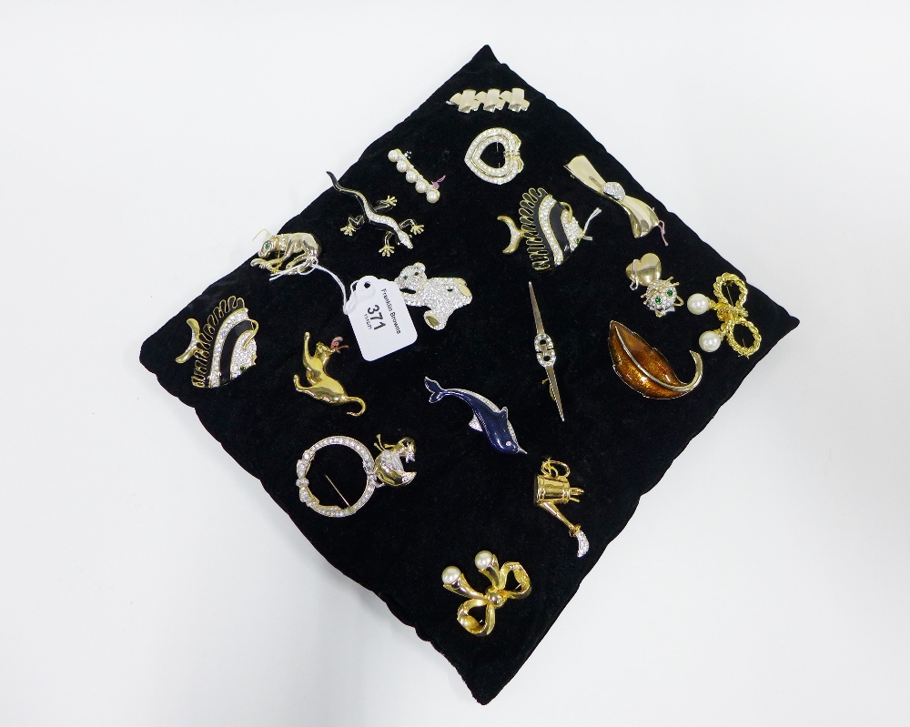A collection of costume jewellery brooches (19)