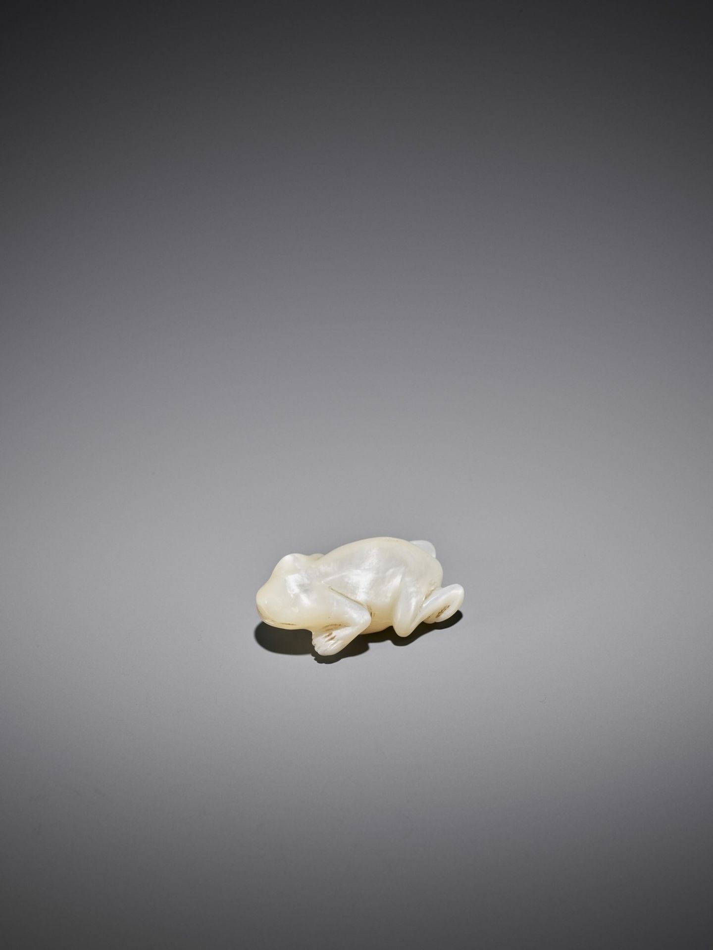 A VERY RARE MOTHER-OF-PEARL NETSUKE OF A FROG - Bild 2 aus 12