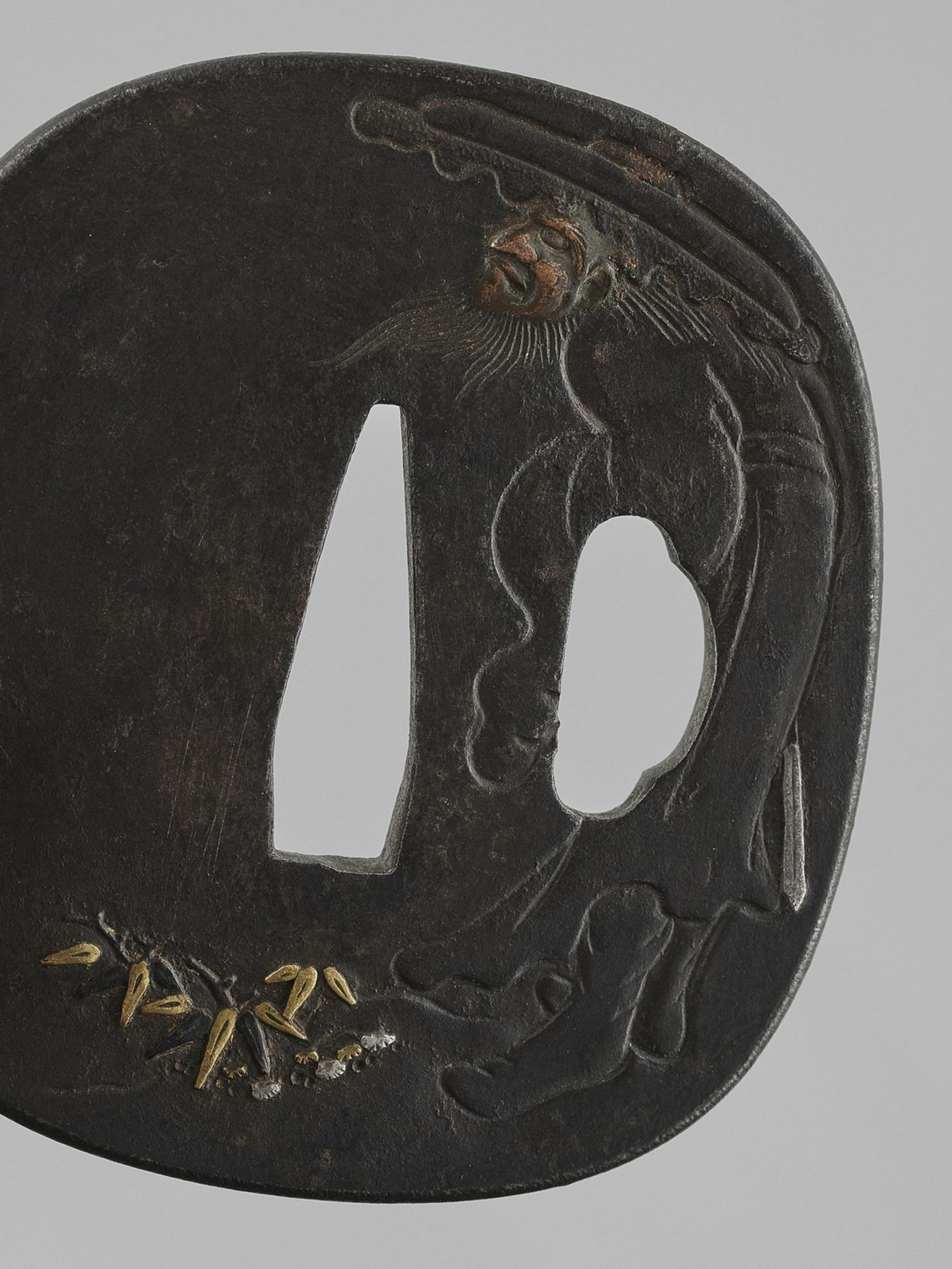 AN IRON TSUBA DEPICTING SHOKI AND ONI - Bild 3 aus 4