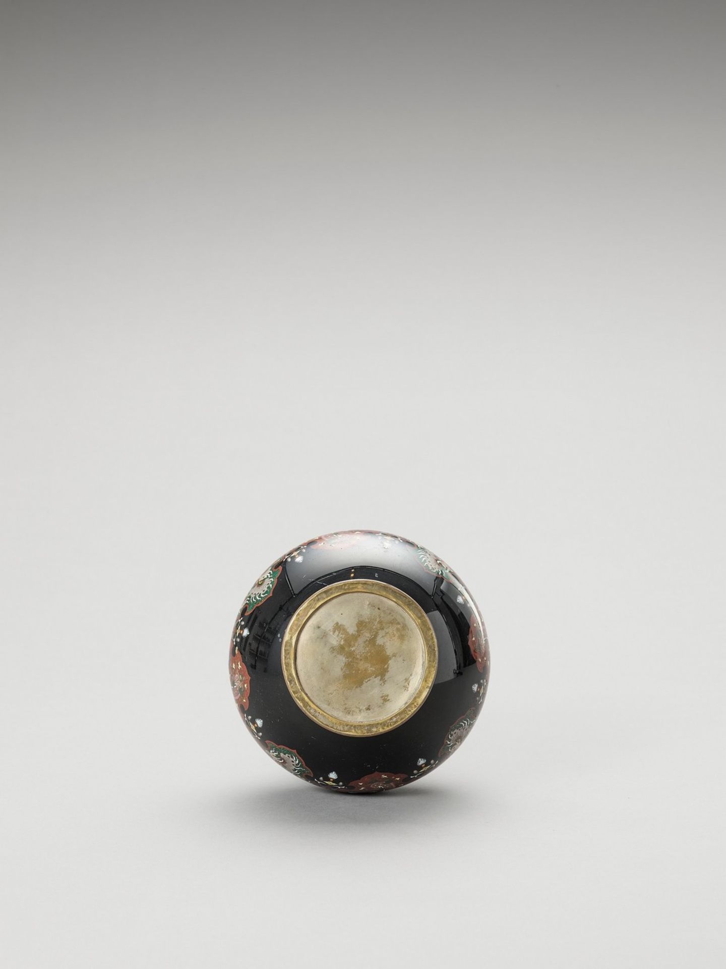 A CLOISONNÉ BOTTLE VASE - Image 5 of 6