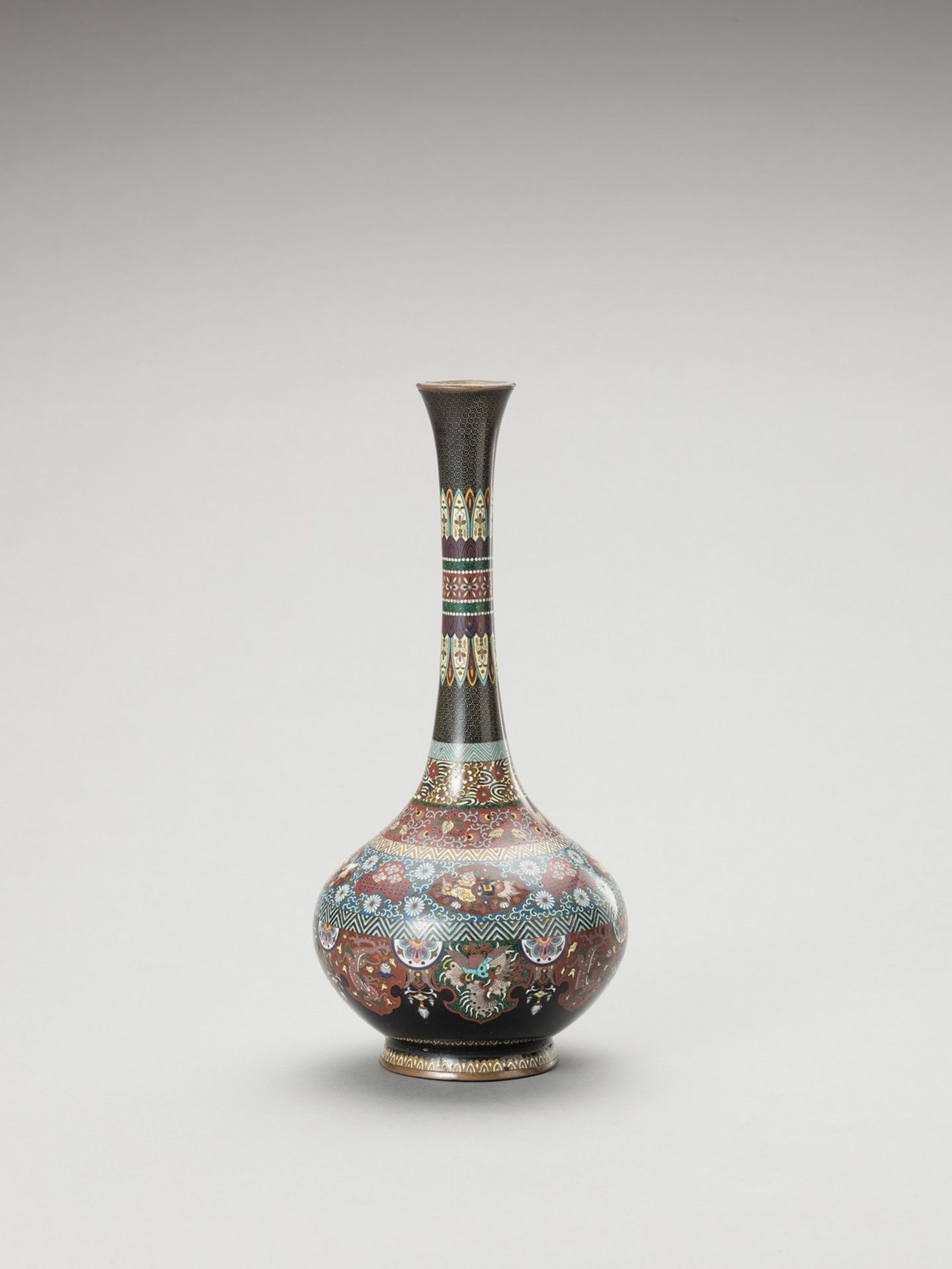 A CLOISONNÉ BOTTLE VASE - Bild 4 aus 6