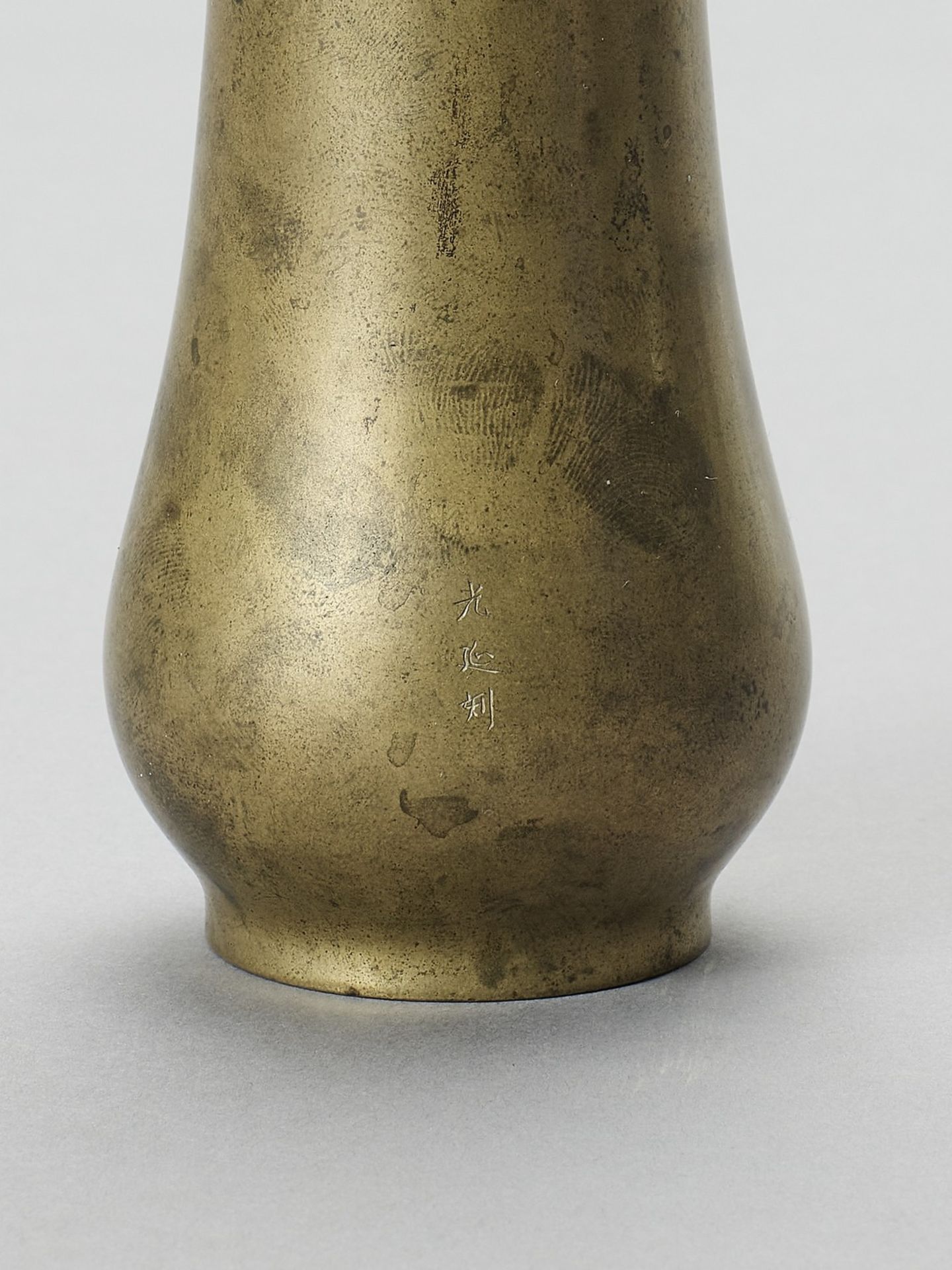 KURODA: A SMALL SENTOKU BRONZE VASE WITH ROOSTER - Image 3 of 7